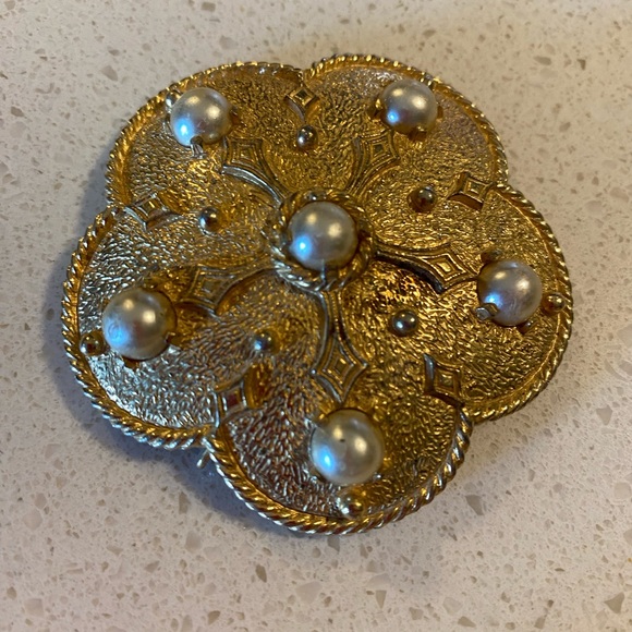 Brooch in gold tone with pearls shaped like a poppy. Can be worn as a necklace - Picture 3 of 10